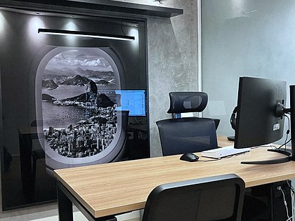 Mesa de trabalho diante do painel da janela de avião.