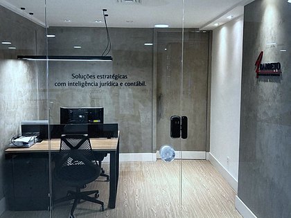 Recepção do escritório, com a frase Soluções estratégicas com inteligência jurídica na parede.